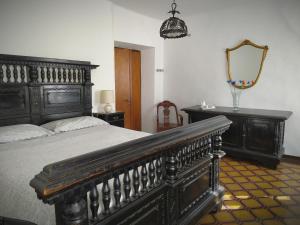 Un pat sau paturi într-o cameră la Casa d'epoca fronte lago a Domaso lago di Como