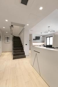 佛羅倫斯的住宿－Attico43 B&B，带楼梯的房间和带柜台的厨房