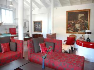 a living room with two red chairs and a couch at loftOtel canet in Esporles