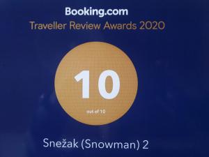 un cartel que dice "premios de revisión de viajes con un círculo de oro" en Snežak (Snowman) 2, en Bohinj