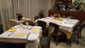 ソットマリーナにあるStella del Mareのダイニングルーム(テーブル、椅子、白いテーブルクロス付)