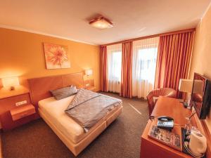 Postel nebo postele na pokoji v ubytování Hotel Schwertfirm