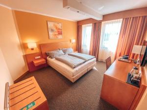 Postel nebo postele na pokoji v ubytování Hotel Schwertfirm
