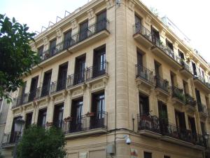 d'un grand bâtiment avec des balcons sur le côté. dans l'établissement Lavapiés Classy, à Madrid