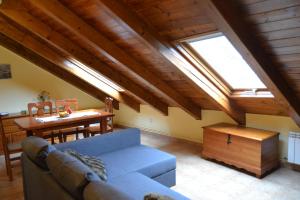 - un salon avec un canapé bleu et une table dans l'établissement APARTAMENT Casa Valenti 3-4 PLACES, à Taull