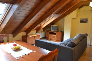 a living room with a table and a couch at APARTAMENT Casa Valenti 3-4 PLACES in Taüll