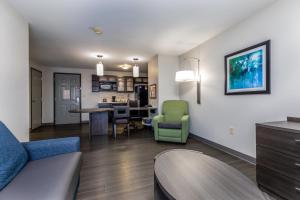 O zonă de relaxare la Candlewood Suites Knoxville Airport-Alcoa, an IHG Hotel