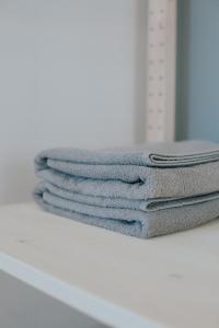 sterta trzech ręczników na ladzie w obiekcie Willa Słoneczna w mieście Dębowiec