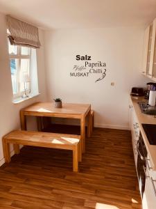 - une petite cuisine avec une table et un banc dans l'établissement Ferienwohnung Strandeck - Inklusive Strandkorb in den Sommermonaten, à Göhren