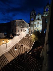 una rampa di scale di fronte a un edificio di notte di Pousada Bahia Pelô a Salvador