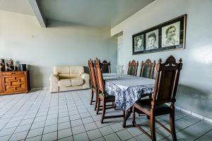 jadalnia ze stołem, krzesłami i kanapą w obiekcie Apartamento Praia Litoral Piauí w mieście Luis Correia