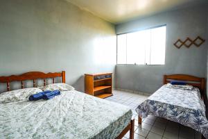 sypialnia z 2 łóżkami i oknem w obiekcie Apartamento Praia Litoral Piauí w mieście Luis Correia