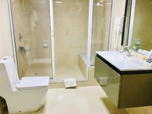 Ένα μπάνιο στο BW Starfire Hotel