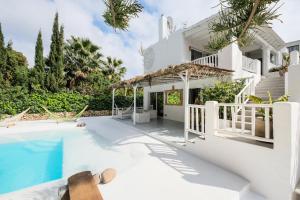 ein Bild einer Villa mit einem Pool in der Unterkunft Villa Clara Ibiza in Santa Eulària des Riu