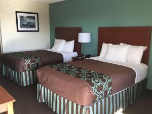 Een bed of bedden in een kamer bij SureStay Hotel by Best Western Bowling Green North