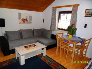 ein Wohnzimmer mit einem Sofa und einem Tisch in der Unterkunft Apartment Silvia Cijan in Hallstatt