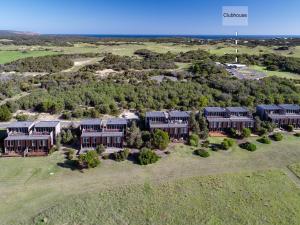 - une vue aérienne sur une grande maison avec une cour dans l'établissement DREW Golfers Delight close to St Andrews Beach, à Fingal