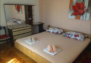 - une chambre avec un lit et 2 serviettes dans l'établissement Apartments and rooms Ognjen - family apartments with free parking, à Betina