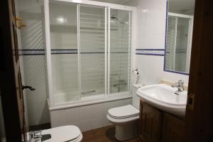 a bathroom with a toilet, sink and tub at Hotel plaza in Riaza