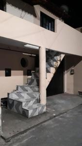 un bâtiment avec un escalier en face d'un bâtiment dans l'établissement Casa, à Fortaleza