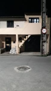 un edificio con un letrero de calle al lado de un aparcamiento en Casa, en Fortaleza