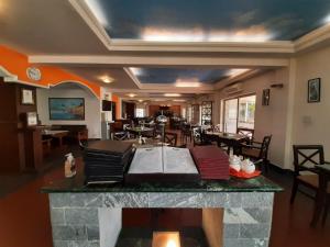 Uma área de estar em Waterfront Resort by KGH Group