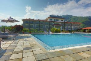 um hotel com piscina em frente a um prédio em Waterfront Resort by KGH Group em Pokhara