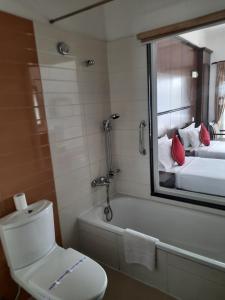 Ett badrum på Waterfront Resort by KGH Group
