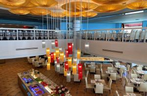 un restaurante en un crucero con mesas y sillas en Fullon Resort Kending en Eluan