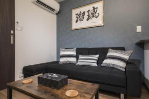 大阪市にあるShiki Homes 瑠璃のリビングルーム(黒いソファ、テーブル付) +9枚の写真