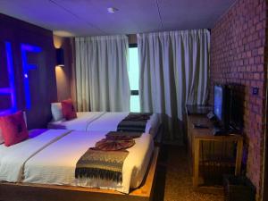 Postel nebo postele na pokoji v ubytování The Fusion Suites