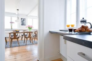 コペンハーゲンにあるSanders Penny - Lovely Two-Bedroom Apartment in the Middle of Actionのキッチン、ダイニングルーム(テーブル、椅子付)