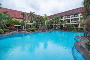 The swimming pool at or close to Ban Nam Mao Resort