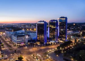 uma cidade iluminada à noite com edifícios altos em Gothia Towers & Upper House em Gotemburgo