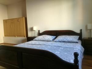 - une chambre avec un lit et 2 oreillers dans l'établissement Korkyra Melaina, à Korčula