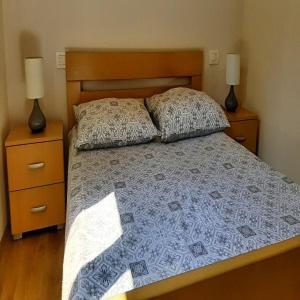 - une chambre avec un lit, 2 tables de nuit et 2 lampes dans l'établissement Korkyra Melaina, à Korčula