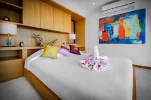 Llit o llits en una habitació de Jamahkiri Dive Resort & Spa