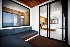 Llit o llits en una habitació de Jamahkiri Dive Resort & Spa