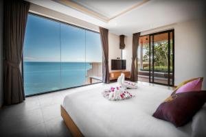Llit o llits en una habitació de Jamahkiri Dive Resort & Spa