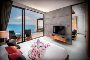 Llit o llits en una habitació de Jamahkiri Dive Resort & Spa