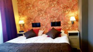 ein Schlafzimmer mit einem Bett mit einer roten Wand in der Unterkunft De Vier Seizoenen in Renesse