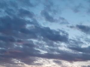 un cielo nublado con la luna en el cielo en ApartMarin, en Trogir
