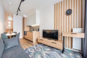 Televízia a/alebo spoločenská miestnosť v ubytovaní Apartamenty Sun & Snow Residence II Jastrzębia Góra - plac zabaw, blisko plaży, wysoki standard