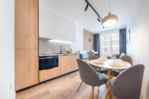 Kuchyňa alebo kuchynka v ubytovaní Apartamenty Sun & Snow Residence II Jastrzębia Góra - plac zabaw, blisko plaży, wysoki standard