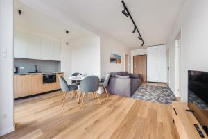 Kuchyňa alebo kuchynka v ubytovaní Apartamenty Sun & Snow Residence II Jastrzębia Góra - plac zabaw, blisko plaży, wysoki standard
