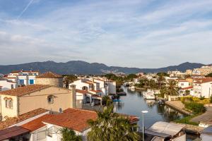 - Vistas a una ciudad con un canal en Goldhome - Port Petit - Casa 4 habitaciones, amarre, wifi, aire acondicionado, en Empuriabrava