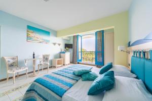 A bed or beds in a room at Hotel Villa San Michele