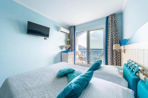 A bed or beds in a room at Hotel Villa San Michele