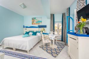 A bed or beds in a room at Hotel Villa San Michele
