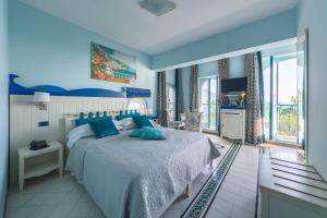A bed or beds in a room at Hotel Villa San Michele
